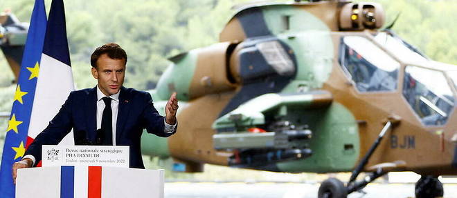 Emmanuel Macron presente la revue nationale strategique a Toulon, le 9 novembre 2022, a bord du porte-helicopteres amphibie << Dixmude >>.
