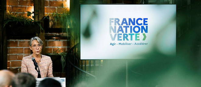 La Premiere ministre, Elisabeth Borne, presente le plan France nation verte a La Recyclerie, un lieu d'experimentation consacre a l'ecoresponsabilite, a Paris, le 21 octobre 2022.
