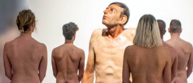 Un groupe de 700 naturistes s'est inscrit pour visiter le musee Maillol les 10, 11 et 17 novembre prochains. Au fond : sculpture de Zharko Basheski, intitulee  << Ordinary Man >> (2009).
