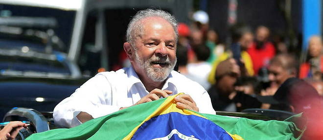 Le president elu Lula a rencontre les chefs du Congres bresilien a Brasilia avec une volonte d'apaisement pour le pays, coupe en deux depuis l'election presidentielle.
