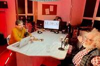 Alexeï Venediktov et Sergueï Bountman dans leur bureau après leur émission de samedi 29 octobre à Moscou sur la chaîne YouTube nommée « Le Clou vivant ».
