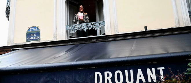Brigitte Giraud, laureate 2022 du prix Goncourt pour Vivre vite, a la fenetre de chez Drouant lors du dejeuner de la remise du prix, le 3 novembre.  

