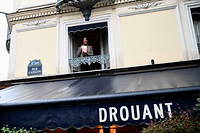 Brigitte Giraud, lauréate 2022 du prix Goncourt pour  Vivre vite,  à la fenêtre de chez Drouant lors du déjeuner de la remise du prix, le 3 novembre.  
