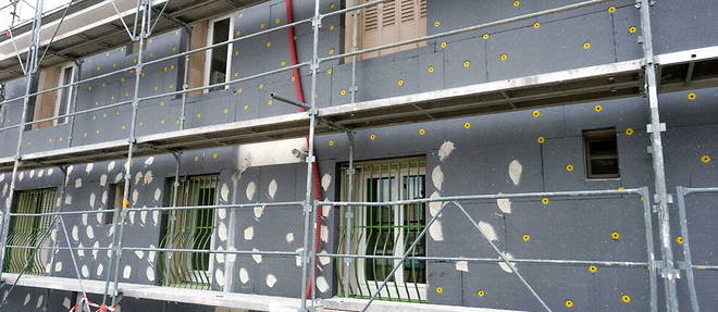 Un chantier de renovation thermique d'une residence d'appartements par une isolation exterieure.  
