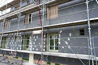 Un chantier de renovation thermique d'une residence d'appartements par une isolation exterieure.
