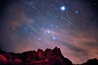 La pluie d'étoiles filantes des Léonides photographiée le 18 novembre 2001 depuis la Californie. 
