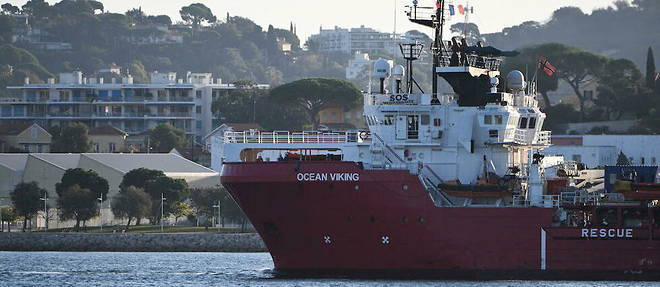 Arrivee dans le port de Toulon du navire humanitaire << Ocean Viking >>, affrete par l'ONG SOS Mediterranee, le 11 novembre.
