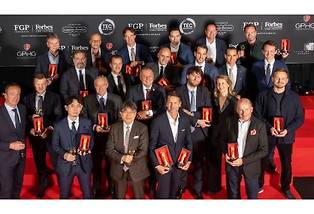 <p style="text-align:justify">Tous les lauréats récompensés le 10 novembre lors de la 22<sup>e</sup> édition du Grand Prix d’Horlogerie de Genève posent avec leur trophée à l’issue de la cérémonie.
