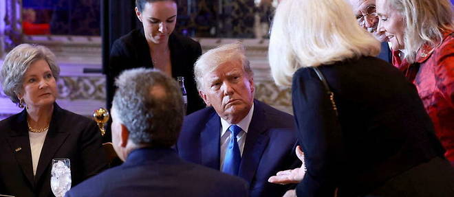 Donald Trump au milieu de ses supporteurs, le 8 novembre 2022, a Palm Beach, en Floride. 
