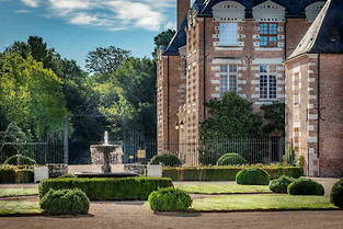 Fraichement renove par ses nouveaux proprietaires, le chateau de La Borde de dresse au coeur de la Sologne entre etangs, forets et parc paysager, a quelques encablures de Blois, Chambord et Cheverny.
