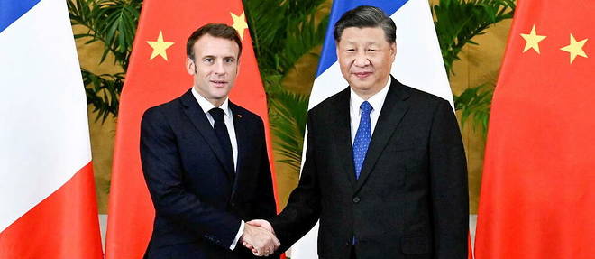 Poignee de main entre Emmanuel Macron et Xi Jinping, le 15 novembre 2022, a Bali, lors du G20.
