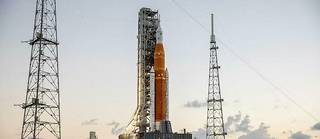La fusée Space Launch System (SLS) de la Nasa et le vaisseau spatial Orion, placé au sommet du lanceur, sont installés sur le pas de tir 39B au Kennedy Space Center, en Floride, le 4 novembre 2022.
