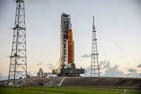 La fusée Space Launch System (SLS) de la Nasa et le vaisseau spatial Orion, placé au sommet du lanceur, sont installés sur le pas de tir 39B au Kennedy Space Center, en Floride, le 4 novembre 2022.
