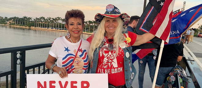 A Palm Beach (Floride), le 15 novembre 2022. Des soutiens de Donal Trump celebrent l'annonce de sa candidature a la presidentielle de 2024, en face de Mar-a-Lago, son club prive.
