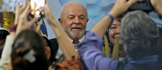 Selfies et hourrahs: Lula accueilli en heros a la COP27