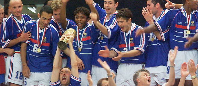 La France celebrant sa premiere victoire en Coupe du monde en 1998.
