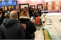 &Agrave; Milan, des militants &eacute;cologistes couvrent de farine une &oelig;uvre d&rsquo;Andy Warhol