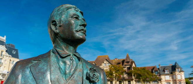 Statue de Marcel Proust devant le casino de Cabourg.

