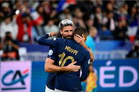 Olivier Giroud (de face) et Kylian Mbappe (de dos), deux attaquants de l'Equipe de France de football, qui s'appretent a entrer en lice ce soir.
