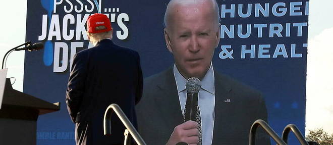 Donald Trump regarde une video sur laquelle apparait Joe Biden, le 6 novembre 2022 en Floride.
