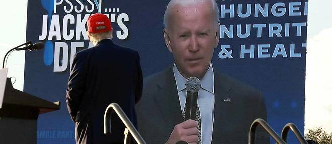 Donald Trump regarde une vidéo sur laquelle apparaît Joe Biden, le 6 novembre 2022 en Floride.

