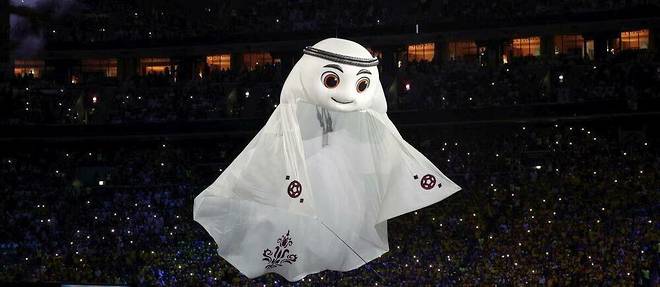 La mascotte de Qatar 2022 s'élève dans le stade.
