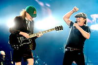 Brian Johnson (à droite sur la photo) et le mythique guitariste soliste de AC/DC, Angus Young, au Dodger Stadium de Los Angeles (Californie), le 28 septembre 2015.
