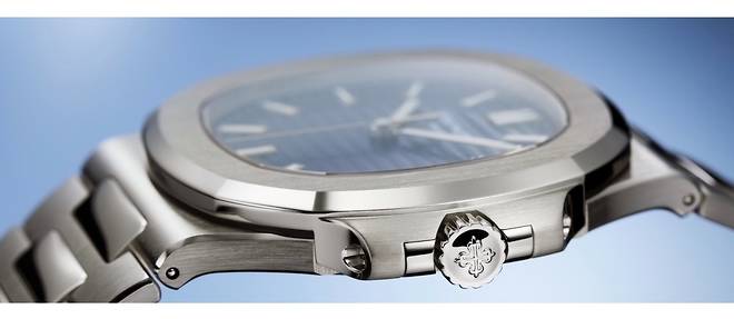 La montre Patek Philippe reference 5811 succede a l'iconique 5711. Le look demeure le meme mais l'or gris remplace l'acier. Une filiation qui devrait lui garantir un statut de collector et faire d'elle l'objet de toutes les convoitises.
