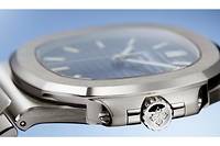  La montre Patek Philippe reference 5811 succede a l'iconique 5711. Le look demeure le meme mais l'or gris remplace l'acier. Une filiation qui devrait lui garantir un statut de collector et faire d'elle l'objet de toutes les convoitises.
