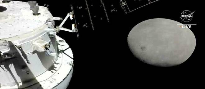 La capsule Orion à l'approche de la Lune lors de la mission Artemis 1. 
