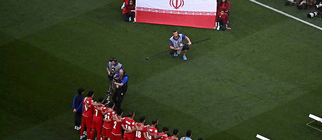 L'equipe de football iranienne s'est abstenue de chanter son hymne national lors de son premier match au Qatar.
