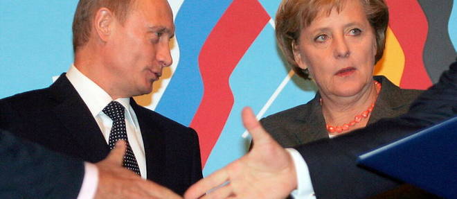 Le president russe Vladimir Poutine et la chanceliere allemande Angela Merkel lors de la signature d'un accord gazier le 27 avril 2006.
