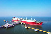 Livraison de GNL par QatarEnergy au port de Tianjin (Chine), en janvier. Doha profite de la crise du gaz russe en Europe mais privilégie ses contrats à long terme avec l’Asie.
