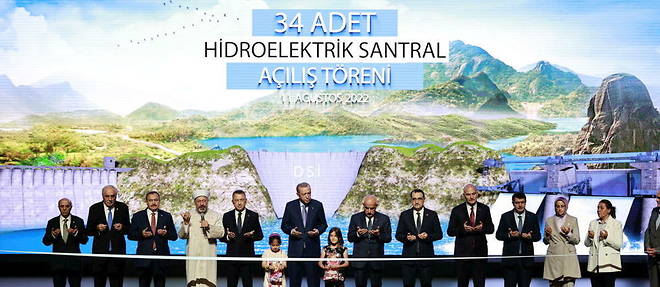 Recep Tayyip Erdogan inaugure de nouvelles centrales hydroelectriques, a Ankara, en Turquie, le 11 aout 2022. Le president turc refuse toute idee de cogestion des fleuves, qu'il considere comme une ressource nationale.
