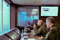 Valéry Guérassimov, chef d’état-major ­général des forces armées russes (au premier plan), et le président Vladimir Poutine assistent, le 6 septembre 2022, à des exercices militaires dans le territoire de Primorié, en Russie.
