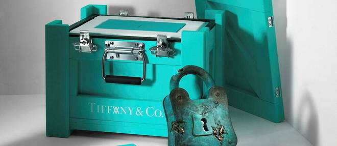 A l'occasion des fetes de decembre, le plasticien new-yorkais Daniel Arsham a imagine pour Tiffany & Co une serie de 99 sculptures en bronze erode mettant en lumiere un design omnipresent dans les archives du joaillier : le cadenas.
