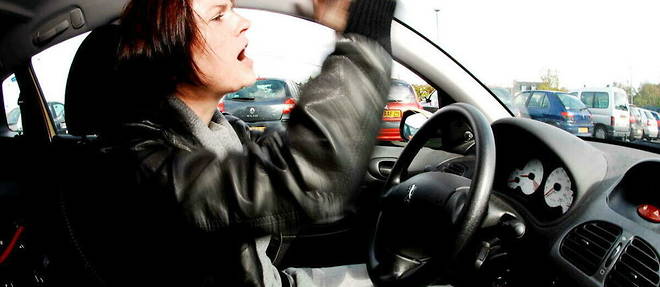 Les gros mots peuvent intervenir dans des situations de stress ou d'enervement, comme au volant d'une voiture (photo d'illustration).
