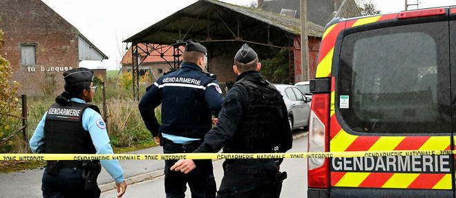 Les gendarmes sur le site du meurtre de l'agent du fisc, age de 43 ans, tue dans l'exercice de ses fonctions a Bullecourt, dans le Pas-de-Calais.
