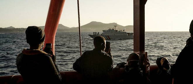 Le 11 novembre, a bord du navire humanitaire de SOS Mediterranee ayant secouru des migrants tentant la traversee.  
