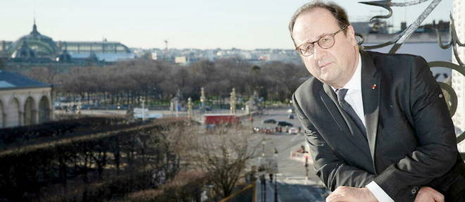 Francois Hollande au balcon des bureaux mis a sa disposition par l'Etat, rue de Rivoli, a Paris.
