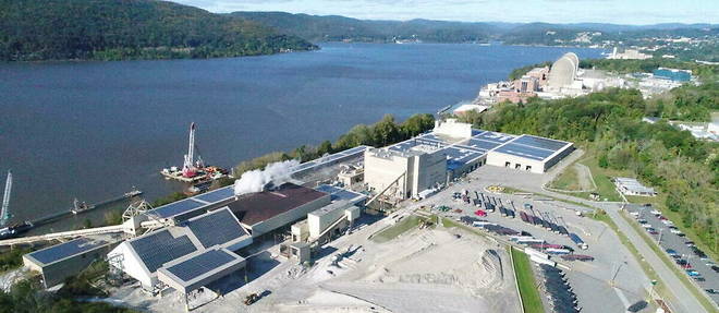 L'usine de plaques de platre de Saint-Gobain, situee a Buchanan, sur le fleuve Hudson, tourne 24 h sur 24, 7 jours sur 7, pour livrer New York et sa region.  
