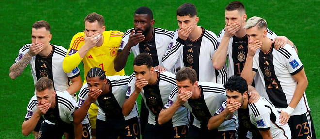 Les Allemands se sont recouvert la bouche au Qatar pour signifier que la Fifa leur << interdit de parler >>.
