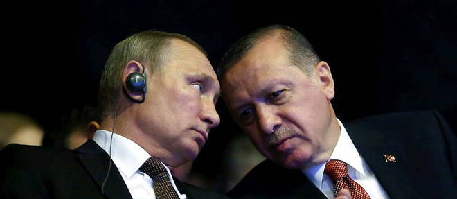 Le president russe, Vladimir Poutine (a g.), et le president turc, Recep Tayyip Erdogan (a dr.) a Istanbul, le 10 octobre 2016. 
