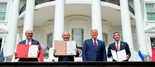 Abdullatif al-Zayani, Benyamin Netanyahou, Donald Trump et Abdallah ben Zayed al-Nahyan, les signataires des accords d'Abraham, le 15 septembre 2020. 

