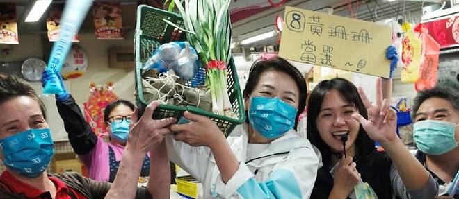 A Taiwan, les candidats aux elections brandissent des legumes pour attirer la chance