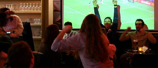 A l'aide d'une telecommande pirate, des anti-Coupe du monde eteignent les televiseurs dans les bars parisiens (photo d'illustration).
