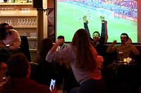 À l'aide d'une télécommande pirate, des anti-Coupe du monde éteignent les téléviseurs dans les bars parisiens (photo d'illustration).
