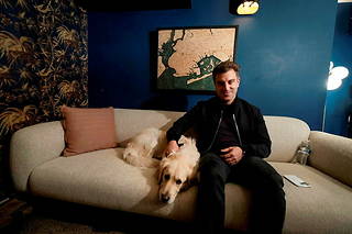  Brian Chesky et sa chienne Sophie à New-York, le 15 novembre.  ©© Alain Schroeder