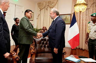  Le 30 septembre, le président surinamien Chan Santokhi reçoit dans son palais présidentiel de Paramaribo le ministre de la Justice français, Éric Dupond-Moretti.   ©RANU ABHELAKH