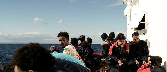 Des migrants sur le pont du navire de sauvetage « Ocean Viking » de l'organisation maritime et humanitaire européenne SOS Méditerranée, le 6 novembre 2022, dans le golfe de Catane, en mer Méditerranée.
